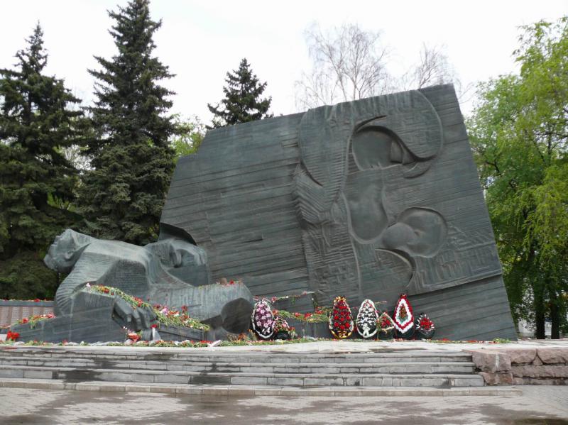 Памятник славы воронеж. Мемориальный комплекс памятник славы Воронеж. Вечный огонь Воронеж памятник славы. Обелиск памятника славы Воронеж. Памятник у памятника славы в Воронеже.