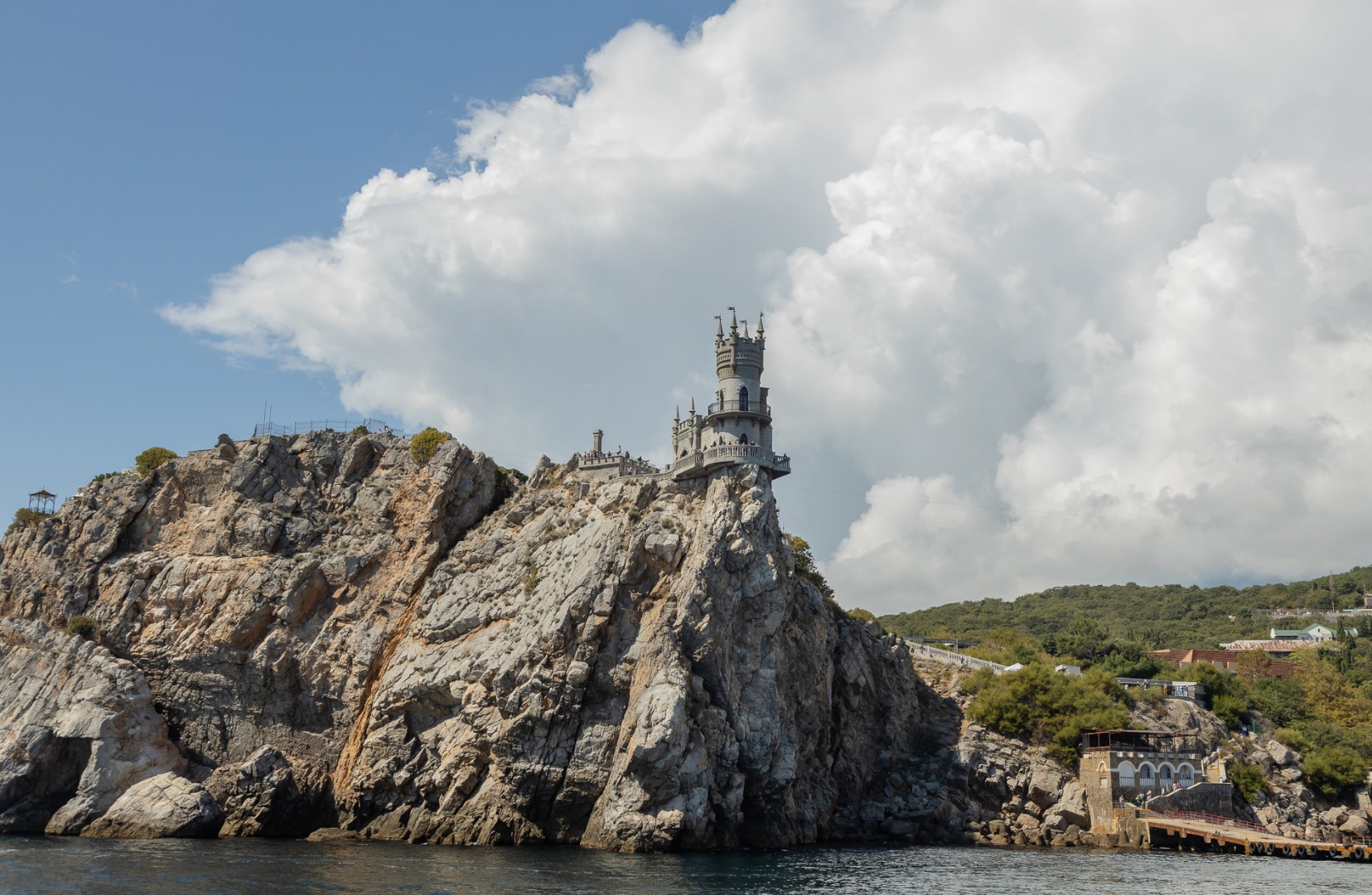 Рубикон гаспра. Поселок Гаспра Крым. Мыс ай-Тодор. Памятник в пос. Гаспра (Крым) толстому. Гаспра Крым фото поселка.