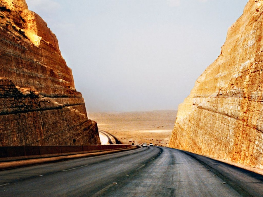 Саудовская аравия дороги. Эр-Рияд дороги. Саудовская Аравия скалы. Дороги в Саудовской Аравии. Город дорога Саудовской Аравии.
