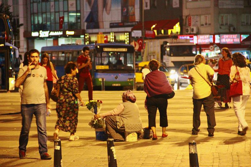 Люди живущие в стамбуле. Турция люди на улице. Стамбул люди на улице. Стамбул люди стерял. Жители Стамбула фото.