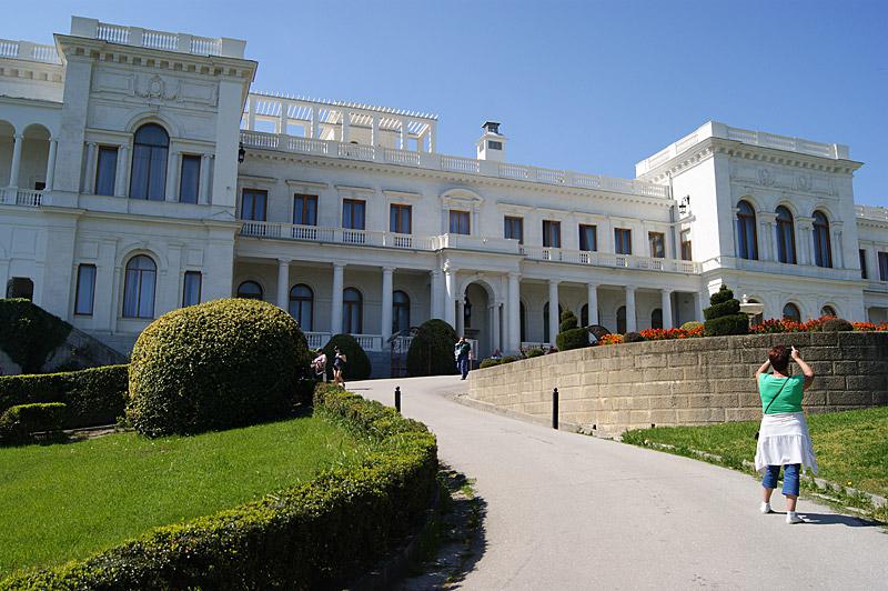 Царская резиденция в крыму. Ливадийский дворец фасад. Ливадийский дворец снаружи. Ливадийский дворец колодец.