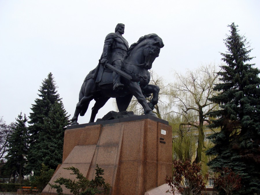 Памятник даниле. Памятник Даниле Галицкому. Тернополь памятник Даниилу Галицкому. Памятник Даниле Галицкому в Галиче. Памятник Данило Галецкому в Украине.