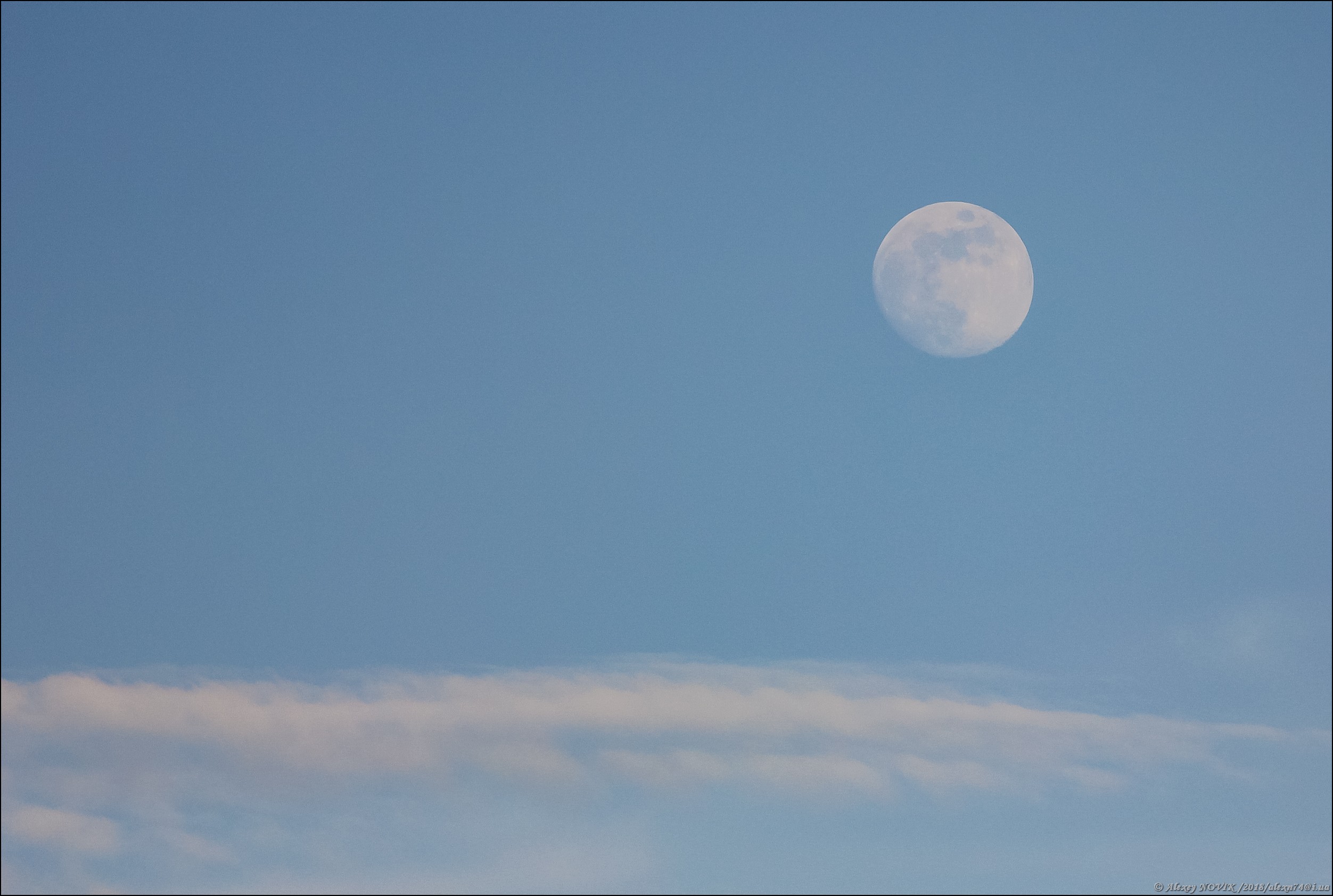 1 2 лунные сутки. Луна днем. Голубая Луна. Голубая Луна фото. Нежно голубая Луна фото.