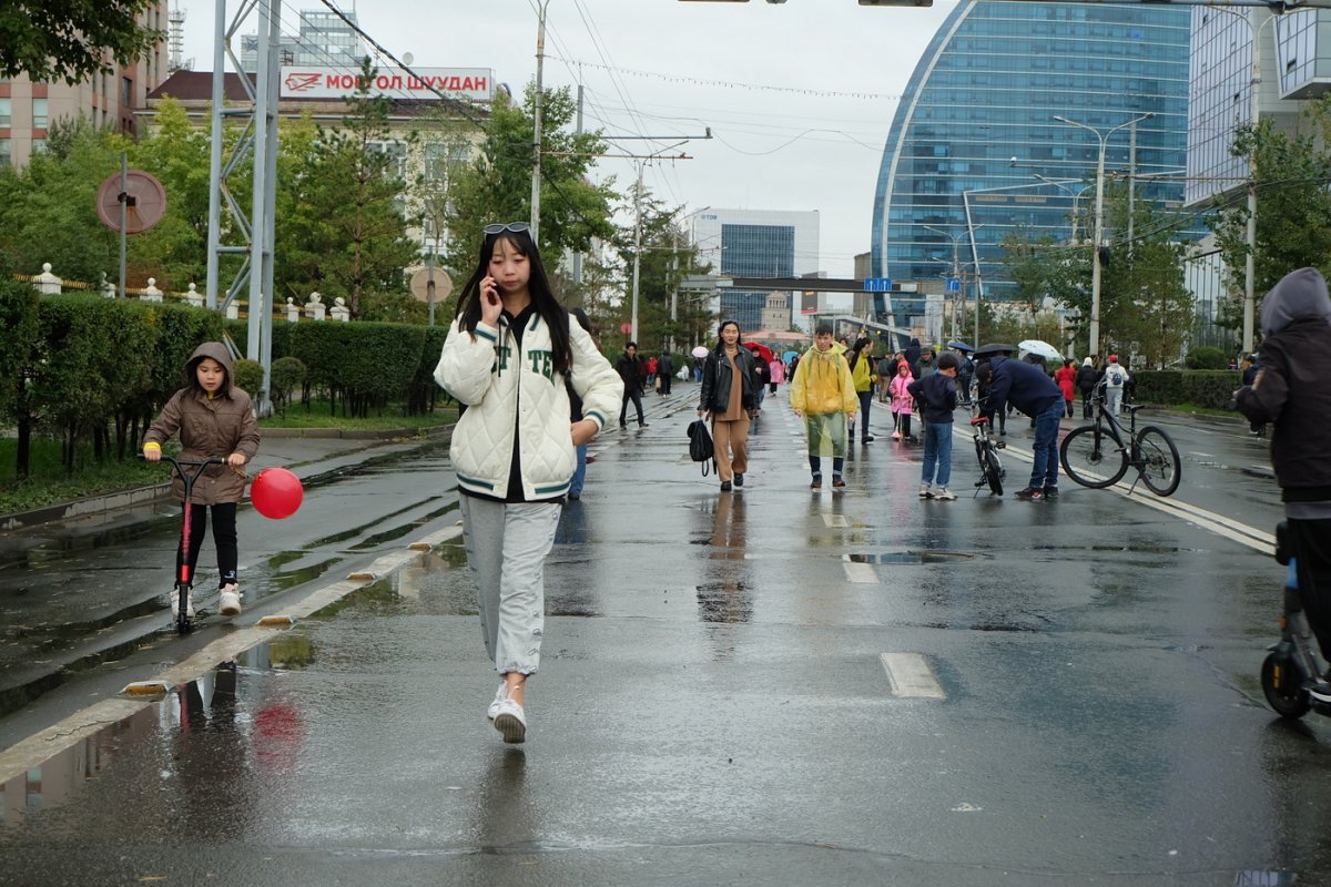 Улан-Батор. Попадаются высокие монгольские женщины. Монголия - Улан-Батор. Фото №5