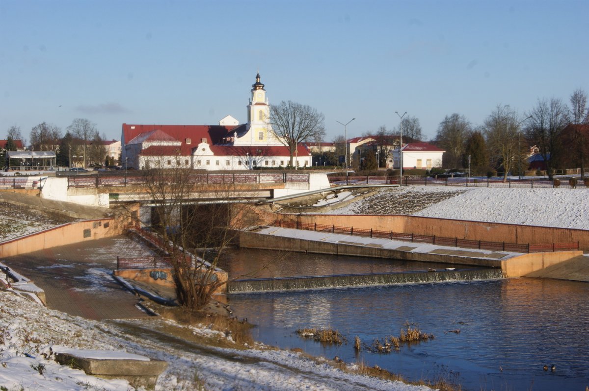 Орша. Река Оршица с перепадом, дальше виден Иезуитский коллегиум – важный памятник архитектуры Орши. Белоруссия - Орша. Фото №18