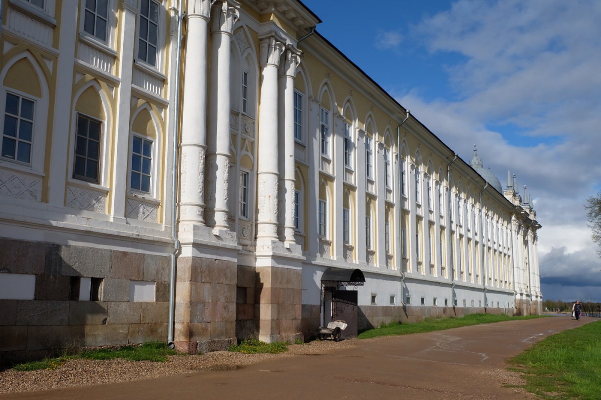 Озеро Селигер. Эта постройка с внешней стороны включает в себя монастырскую гостиницу. Масштабный классицизм. Россия - Озеро Селигер. Фото №37