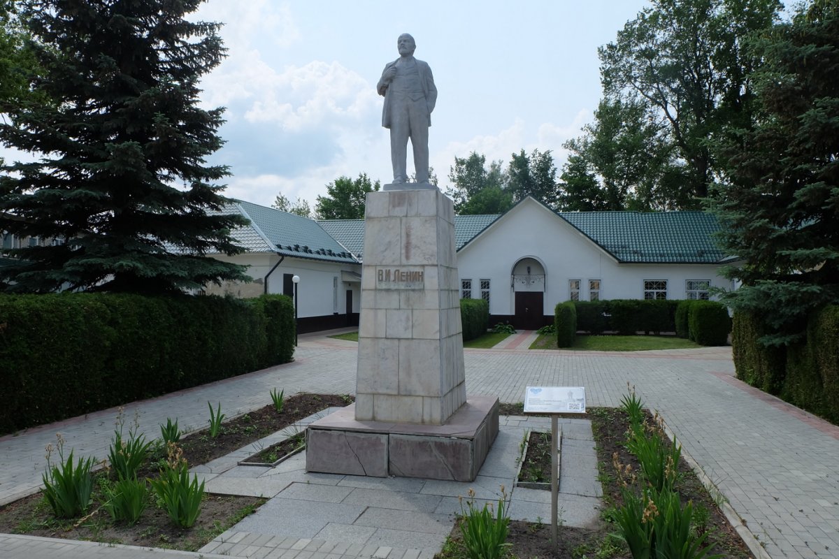 Никольск. В.И. Ленин напротив заводоуправления. Кстати, памятник один из самых ранних в России, 1926 года. Россия - Никольск. Фото №16